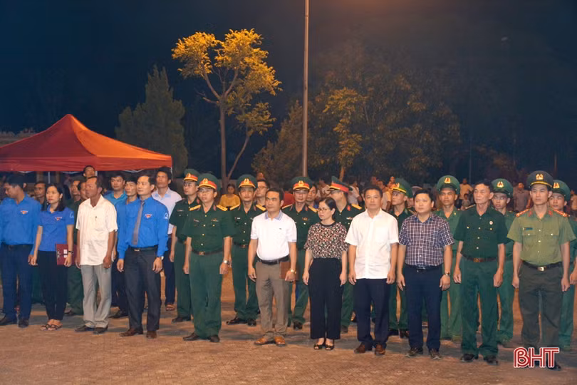 Ngàn ngọn nến bừng sáng trên mộ liệt sỹ ở Hà Tĩnh