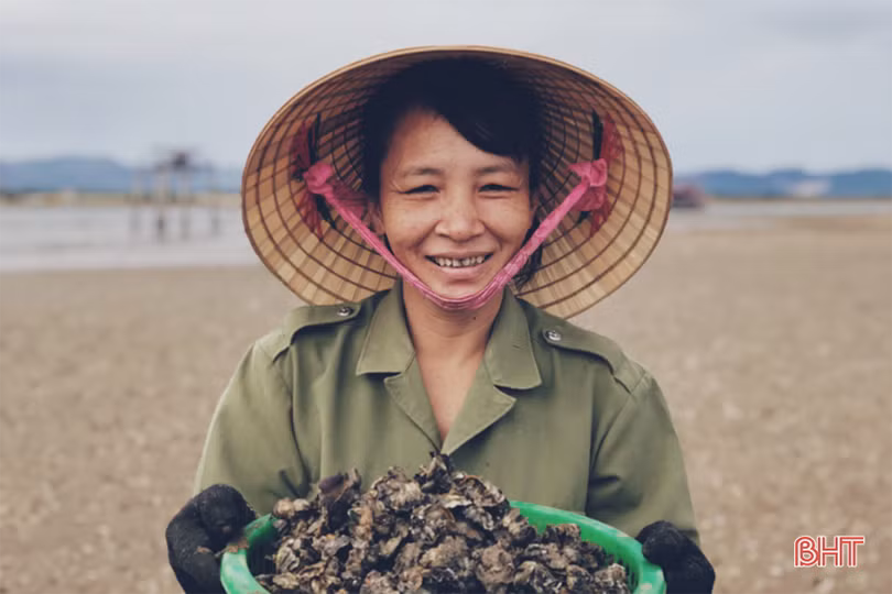 Về Hà Tĩnh xem phụ nữ miền biển đục... hàu!