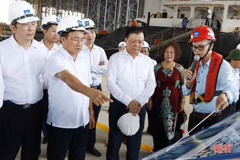 Bộ trưởng Tài chính Đinh Tiến Dũng tham quan KKT Vũng Áng