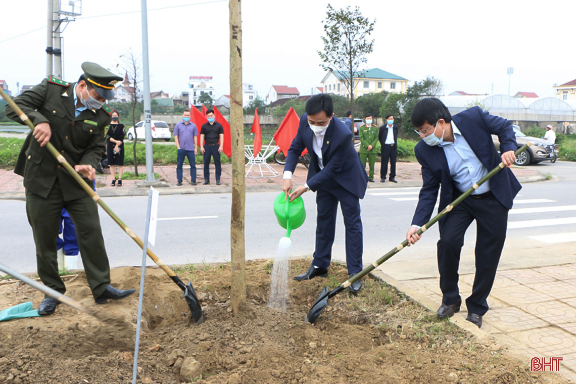 Thường trực Tỉnh ủy Hà Tĩnh tham gia trồng cây đầu năm tại các địa phương