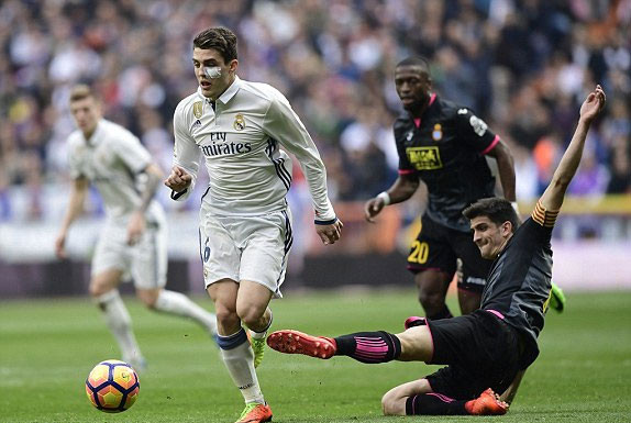 Espanyol (áo đen) chỉ gây ấn tượng với những nỗ lực phòng ngự. bale tai xuat an tuong real gia tang cach biet voi barca