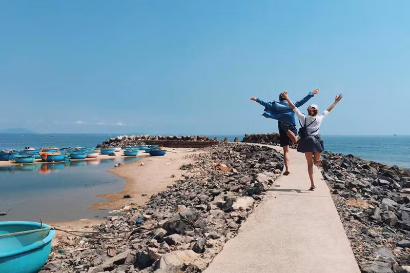 Mũi Né là một mũi biển rộng lớn, tuyệt đẹp cách trung tâm thành phố Phan Thiết 22 km. Nơi đây giờ trở thành một địa điểm du lịch hấp dẫn, sở hữu một trong những bãi biển đẹp nhất Đông Nam Á với đồi cát trắng rộng mênh mang và nước biển xanh mát. Ảnh: Zen Nguyễn. nhung diem check in tuyet dep cho ban tre luu giu tinh yeu