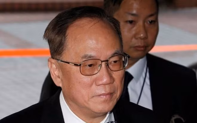 cuu truong dac khu hong kong bi ket toi vi co hanh vi sai trai