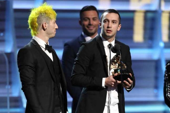 Nhóm twenty one pilots khiến cả khán phòng bật cười khi họ cởi quần lên nhận giải Grammy. Ảnh: AP. hoa mi adele doat giai grammy ca khuc cua nam voi hello