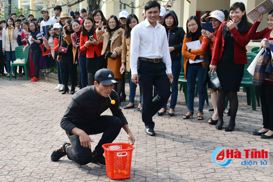 100 hoc sinh thpt nguyen thi bich chau dua tai rung chuong vang