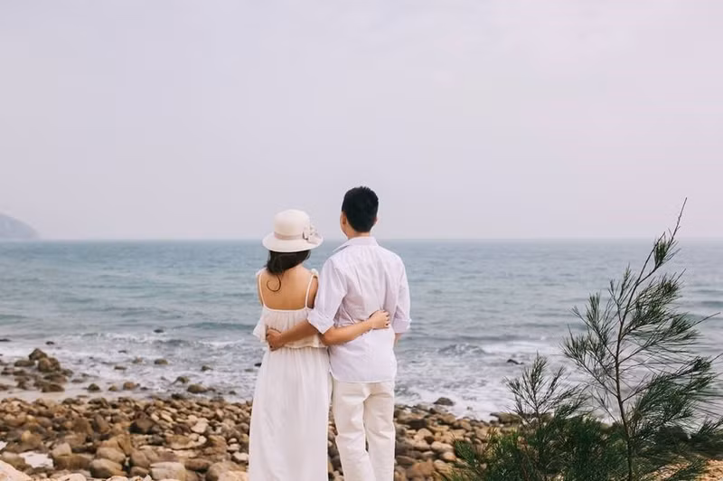 Đảo Minh Châu luôn có sức hút đặc biệt với những cặp đôi muốn lánh xa phố thị xô bồ và tận hưởng những khoảnh khắc tuyệt đẹp cùng thiên nhiên. Sau Lý Sơn, Cô Tô, Minh Châu là một địa điểm chụp ảnh cưới mới mẻ. Ảnh: Ngọc Anh. nhung diem check in tuyet dep cho ban tre luu giu tinh yeu