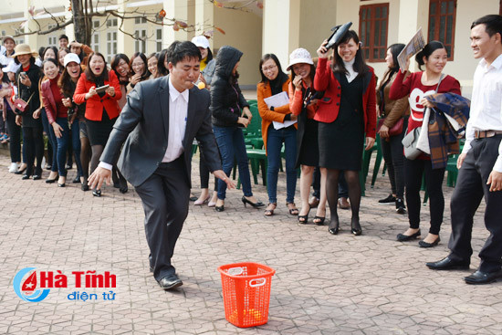 100 hoc sinh thpt nguyen thi bich chau dua tai rung chuong vang