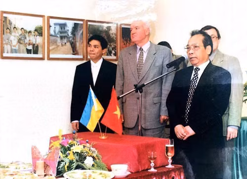 Từ trái qua: Ông Phạm Nhật Vượng, ông Pilipchuk và nguyên Đại sứ Việt Nam tại Ukraine - Đoàn Đức tại một sự kiện ở Kharkov. Ảnh tư liệu ty phu pham nhat vuong da khoi nghiep o ukraine nhu the nao