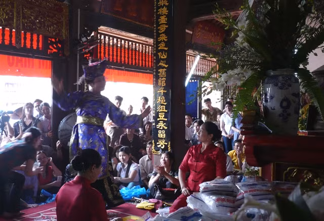 khi can bo coi trong hanh le coi nhe hanh phap