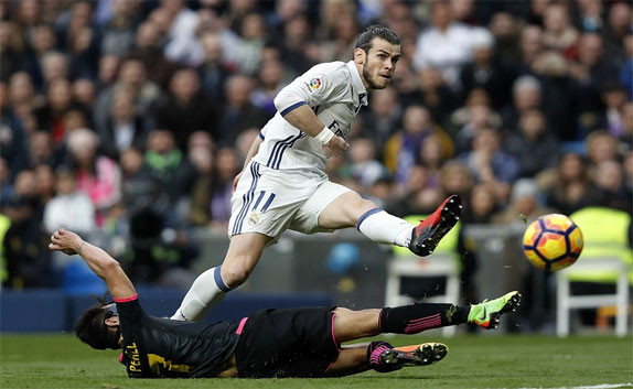 Bale (áo trắng) tỏa sáng ngay khi trở lại trong màu áo Real. Ảnh: Reuters bale tai xuat an tuong real gia tang cach biet voi barca