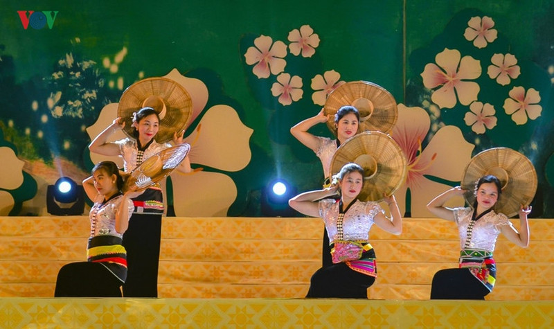 hoa ban no trang tinh khoi giua nui rung tay bac