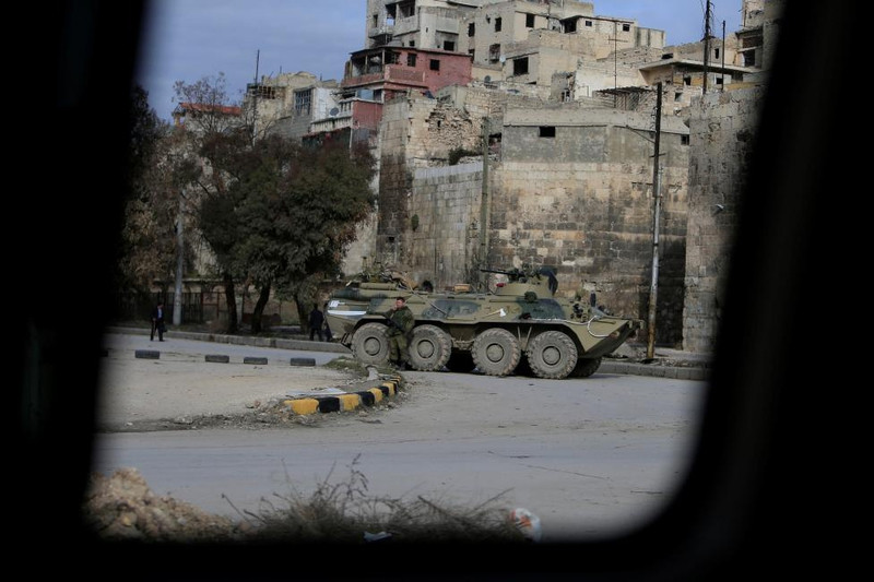 photo binh si nga tuan tra tren duong pho aleppo