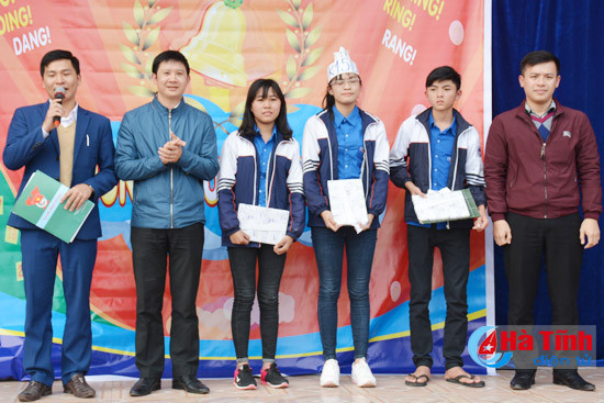 100 hoc sinh thpt nguyen thi bich chau dua tai rung chuong vang