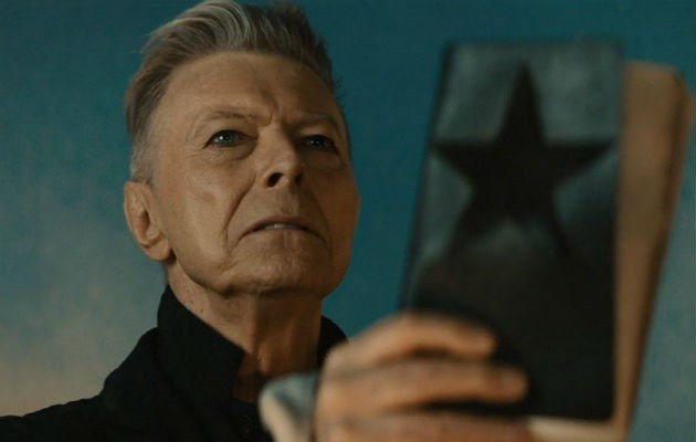 David Bowie không bị Grammy hoàn toàn lãng quên khi album và ca khúc Black Star của ông vẫn giành được một số giải thưởng dành riêng cho nhạc rock và alternative. hoa mi adele doat giai grammy ca khuc cua nam voi hello