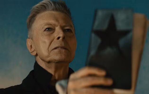 David Bowie không bị Grammy hoàn toàn lãng quên khi album và ca khúc Black Star của ông vẫn giành được một số giải thưởng dành riêng cho nhạc rock và alternative. hoa mi adele doat giai grammy ca khuc cua nam voi hello