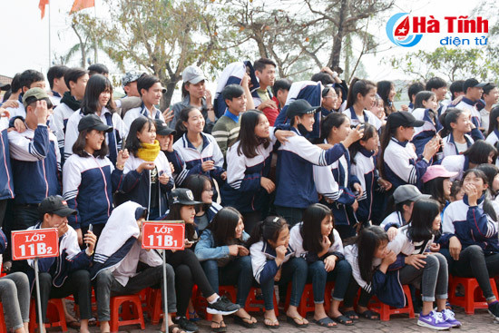 100 hoc sinh thpt nguyen thi bich chau dua tai rung chuong vang