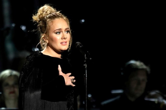 Adele gặp sự cố khi đang trình bày ca khúc tri ân George Michael phải bắt đầu lại. Cô buột miệng chửi thề khi đang xin lỗi khán giả. Ảnh: AP. hoa mi adele doat giai grammy ca khuc cua nam voi hello