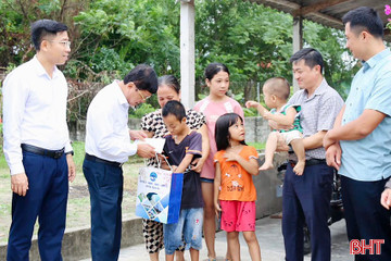 Trao quà Trung thu cho trẻ em khó khăn 