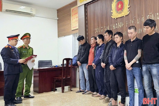 Triệt phá sới “xóc đĩa” trong trang trại lợn, khởi tố 17 bị can