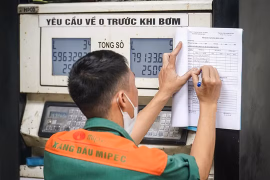 Giá xăng E10 giảm về dưới 21.000 đồng một lít