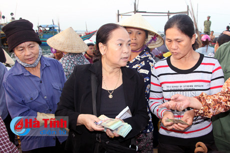 dong hanh tieu thu hai san cho ngu dan