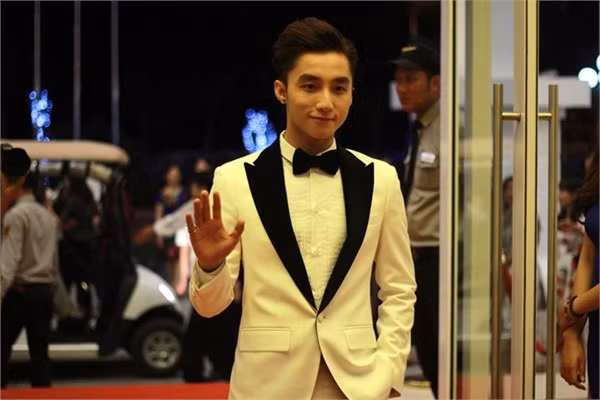 Sơn Tùng M-TP có mặt trên thảm đỏ lễ trao giải Cống hiến từ khá sớm. Ảnh: Quang Đức