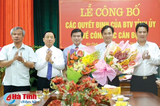 Thường trực Tỉnh ủy tặng hoa chúc mừng các đồng chí: Đặng Quốc Vinh, Hoàng Trung Dũng