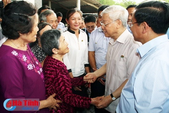 Tổng Bí thư Nguyễn Phú Trọng và đoàn công tác trung ương thăm bà con ở khu dân cư nông thôn mới kiểu mẫu Tân Văn, xã Thạch Văn, huyện Thạch Hà.
