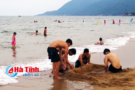 lanh dao so tn mt ha tinh tam bien an hai san o thien cam