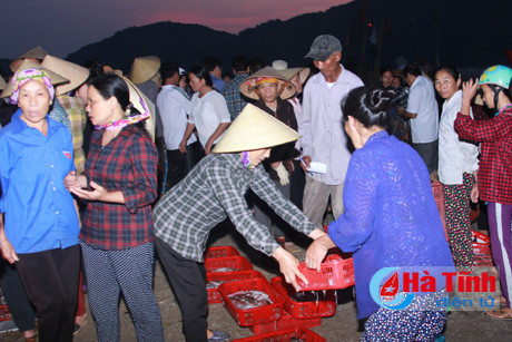 dong hanh tieu thu hai san cho ngu dan