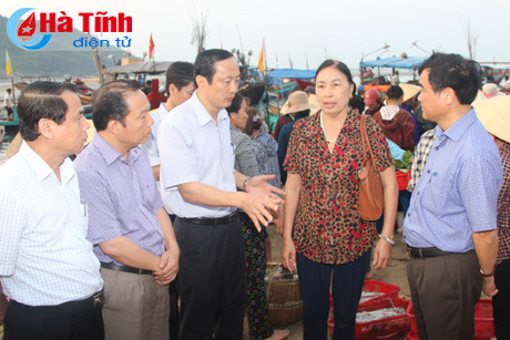 dong hanh tieu thu hai san cho ngu dan