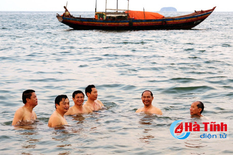 lanh dao so tn mt ha tinh tam bien an hai san o thien cam