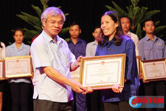 Phó Bí thư Thường trực Tỉnh ủy Trần Nam Hồng, Phó Chủ tịch HĐND tỉnh Nguyễn Thị Nữ Y trao bằng khen của Chủ tịch UBND tỉnh cho người lao động tiêu biểu được vinh danh. Phó Bí thư Thường trực Tỉnh ủy Trần Nam Hồng, Phó Chủ tịch HĐND tỉnh Nguyễn Thị Nữ Y trao bằng khen của Chủ tịch UBND tỉnh cho người lao động tiêu biểu được vinh danh.