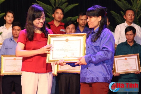 Phó Bí thư Thường trực Tỉnh ủy Trần Nam Hồng, Phó Chủ tịch HĐND tỉnh Nguyễn Thị Nữ Y trao bằng khen của Chủ tịch UBND tỉnh cho người lao động tiêu biểu được vinh danh. Phó Bí thư Thường trực Tỉnh ủy Trần Nam Hồng, Phó Chủ tịch HĐND tỉnh Nguyễn Thị Nữ Y trao bằng khen của Chủ tịch UBND tỉnh cho người lao động tiêu biểu được vinh danh.