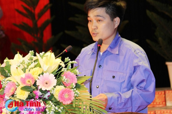 Đại diện công nhân phát biểu chia sẻ cảm xúc trong lễ kỷ niệm130 năm ngày Quốc tế Lao động Đại diện công nhân phát biểu chia sẻ cảm xúc trong lễ kỷ niệm130 năm ngày Quốc tế Lao động