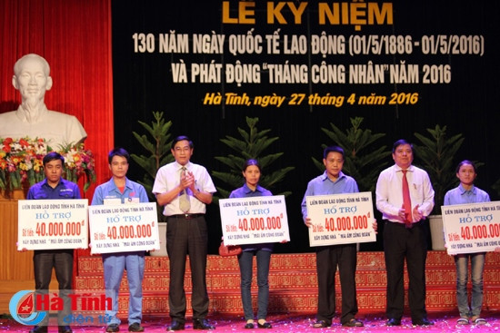 Chủ tịch UBMTTQ tỉnh Từ Văn Diện và Chủ tịch LĐLĐ tỉnh Nguyễn Văn Thanh trao hỗ trợ nhà "Mái ấm công đoàn" Chủ nhiệm UBKT Tỉnh ủy Nguyễn Thị Gái và lãnh đạo LĐLĐ tỉnh trao quà cho 30 công nhân có hoàn cảnh khó khăn Chủ tịch UBMTTQ tỉnh Từ Văn Diện và Chủ tịch LĐLĐ tỉnh Nguyễn Văn Thanh trao hỗ trợ nhà "Mái ấm công đoàn" Chủ nhiệm UBKT Tỉnh ủy Nguyễn Thị Gái và lãnh đạo LĐLĐ tỉnh trao quà cho 30 công nhân có hoàn cảnh khó khăn