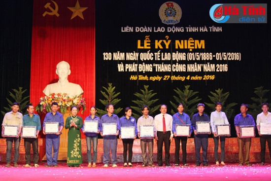 Chủ tịch UBMTTQ tỉnh Từ Văn Diện và Chủ tịch LĐLĐ tỉnh Nguyễn Văn Thanh trao hỗ trợ nhà "Mái ấm công đoàn" Chủ nhiệm UBKT Tỉnh ủy Nguyễn Thị Gái và lãnh đạo LĐLĐ tỉnh trao quà cho 30 công nhân có hoàn cảnh khó khăn Chủ tịch UBMTTQ tỉnh Từ Văn Diện và Chủ tịch LĐLĐ tỉnh Nguyễn Văn Thanh trao hỗ trợ nhà "Mái ấm công đoàn" Chủ nhiệm UBKT Tỉnh ủy Nguyễn Thị Gái và lãnh đạo LĐLĐ tỉnh trao quà cho 30 công nhân có hoàn cảnh khó khăn