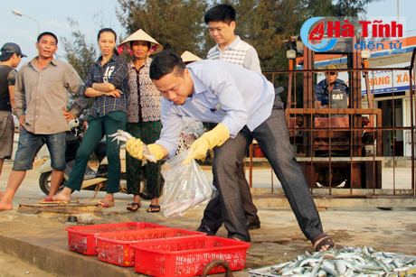 dong hanh tieu thu hai san cho ngu dan