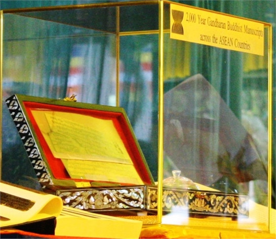 Kinh phật khắc trên lá bối có niên đại hơn 2.000 năm tuổi. Ảnh: Điền Quang