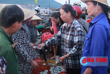 dong hanh tieu thu hai san cho ngu dan