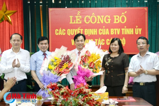 Lãnh đạo thành phố Hà Tĩnh tặng hoa chúc mừng các đồng chí được điều động, luân chuyển sang vị trí công tác mới