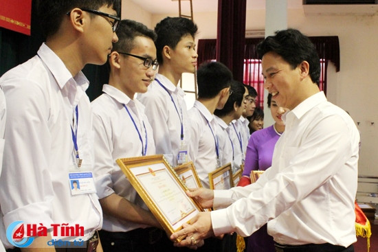 Bí thư Tỉnh uỷ - Chủ tịch HĐND tỉnh Lê Đình Sơn, Chủ tịch UBND tỉnh Đặng Quốc Khánh trao bằng khen của UBND tỉnh cho các học sinh xuất sắc