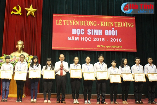 Lãnh đạo Sở GD&ĐT trao giấy khen cho giáo viên bồi dưỡng các đội tuyển học sinh giỏi, các tập thể có thành tích xuất sắc và học sinh đạt giải Nhất tỉnh