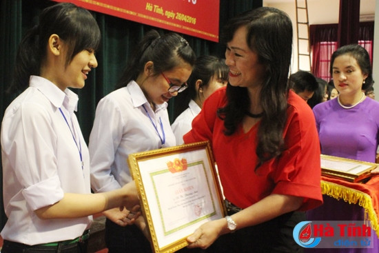 Phó Chủ tịch HĐND tỉnh Nguyễn Thị Nữ Y, Phó Chủ tịch UBND tỉnh Đặng Quốc Vinh, Trưởng ban Tổ chức Tỉnh uỷ Hà Văn Thạch tặng giấy khen của Sở GD&ĐT cho các học sinh đạt giải quốc gia