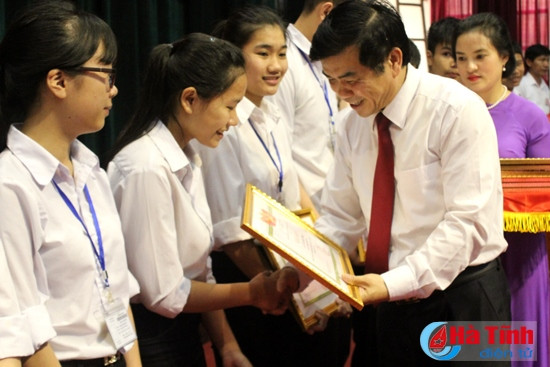 Phó Chủ tịch HĐND tỉnh Nguyễn Thị Nữ Y, Phó Chủ tịch UBND tỉnh Đặng Quốc Vinh, Trưởng ban Tổ chức Tỉnh uỷ Hà Văn Thạch tặng giấy khen của Sở GD&ĐT cho các học sinh đạt giải quốc gia