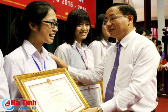 Bí thư Tỉnh uỷ - Chủ tịch HĐND tỉnh Lê Đình Sơn, Chủ tịch UBND tỉnh Đặng Quốc Khánh trao bằng khen của UBND tỉnh cho các học sinh xuất sắc