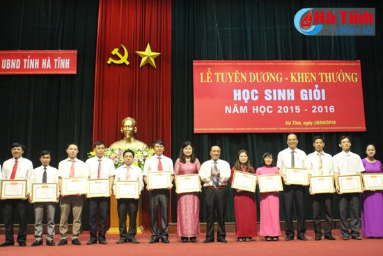 Lãnh đạo Sở GD&ĐT trao giấy khen cho giáo viên bồi dưỡng các đội tuyển học sinh giỏi, các tập thể có thành tích xuất sắc và học sinh đạt giải Nhất tỉnh