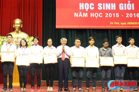 Phó Chủ tịch HĐND tỉnh Nguyễn Thị Nữ Y, Phó Chủ tịch UBND tỉnh Đặng Quốc Vinh, Trưởng ban Tổ chức Tỉnh uỷ Hà Văn Thạch tặng giấy khen của Sở GD&ĐT cho các học sinh đạt giải quốc gia