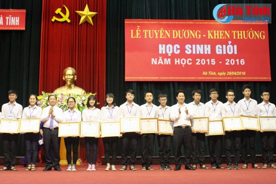 Bí thư Tỉnh uỷ - Chủ tịch HĐND tỉnh Lê Đình Sơn, Chủ tịch UBND tỉnh Đặng Quốc Khánh trao bằng khen của UBND tỉnh cho các học sinh xuất sắc