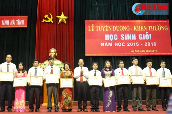 Lãnh đạo Sở GD&ĐT trao giấy khen cho giáo viên bồi dưỡng các đội tuyển học sinh giỏi, các tập thể có thành tích xuất sắc và học sinh đạt giải Nhất tỉnh